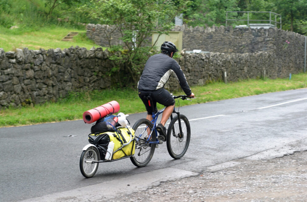 One wheel clearance bicycle trailer